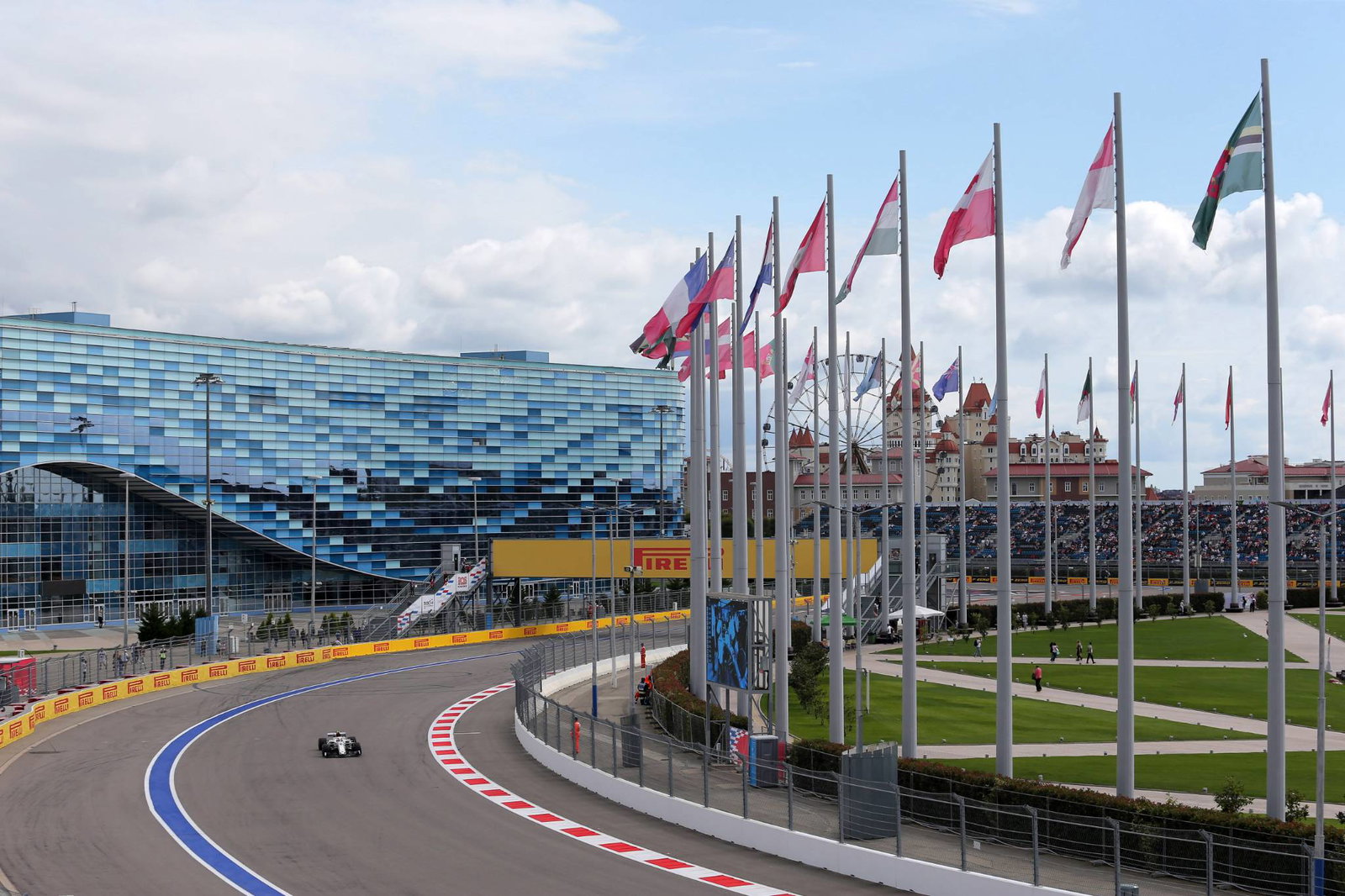 Mengapa F1 terus memfitnah kehidupan pribadi Lewis Hamilton?