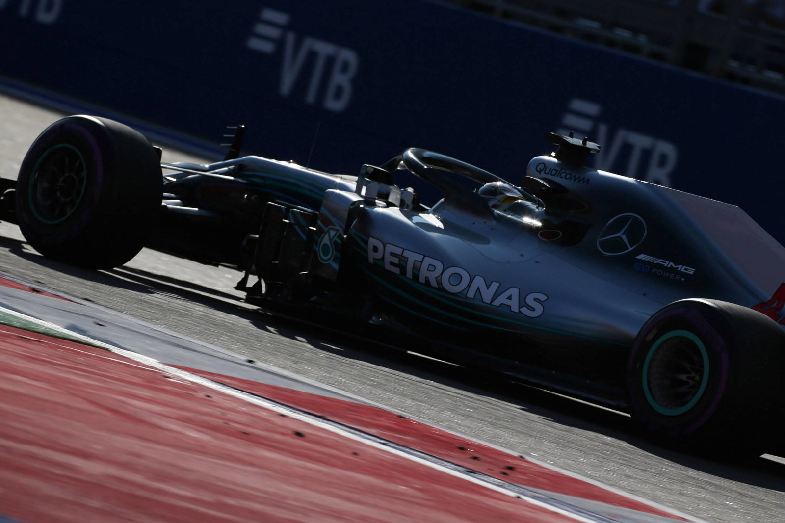 Tim Mercedes memesan bantuan Hamilton dalam perjalanan menuju kemenangan GP Rusia