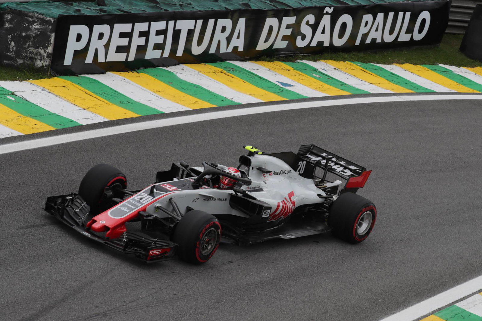 Hamilton: Saya perlu meningkatkan permainan saya untuk tetap di depan Verstappen, Leclerc