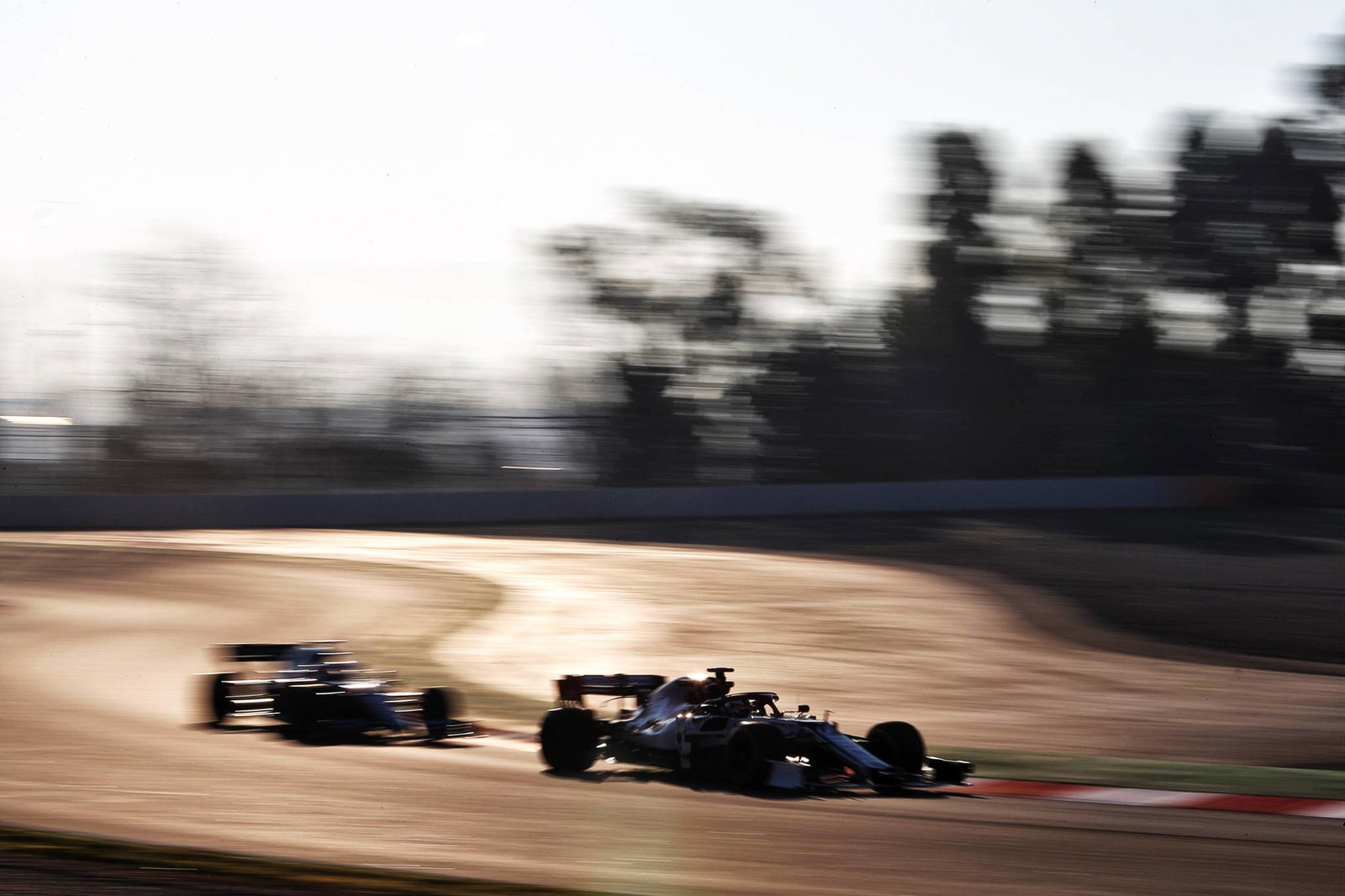 Sainz fastest as Vettel crashes on disrupted morning of F1 testing