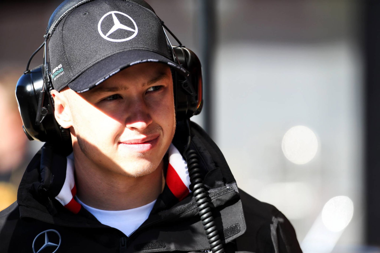 Hamilton says Russell did an “amazing job” on Mercedes F1 debut