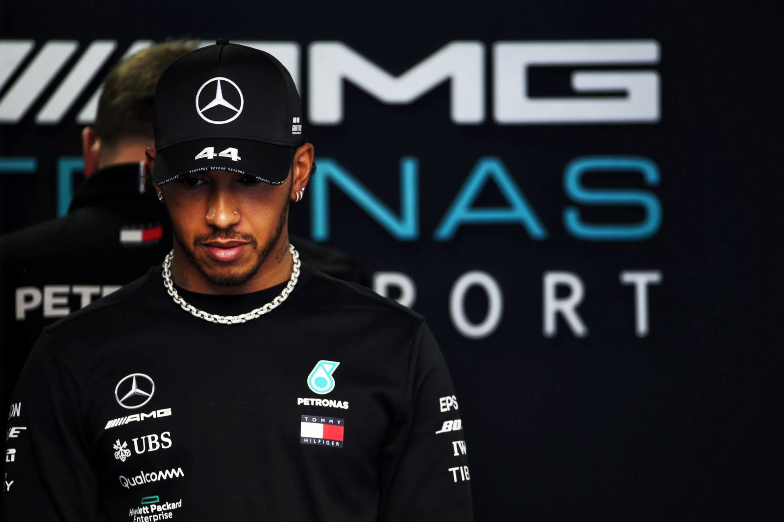 Lewis Hamilton mengungguli Max Verstappen dalam pembukaan latihan F1 Monaco