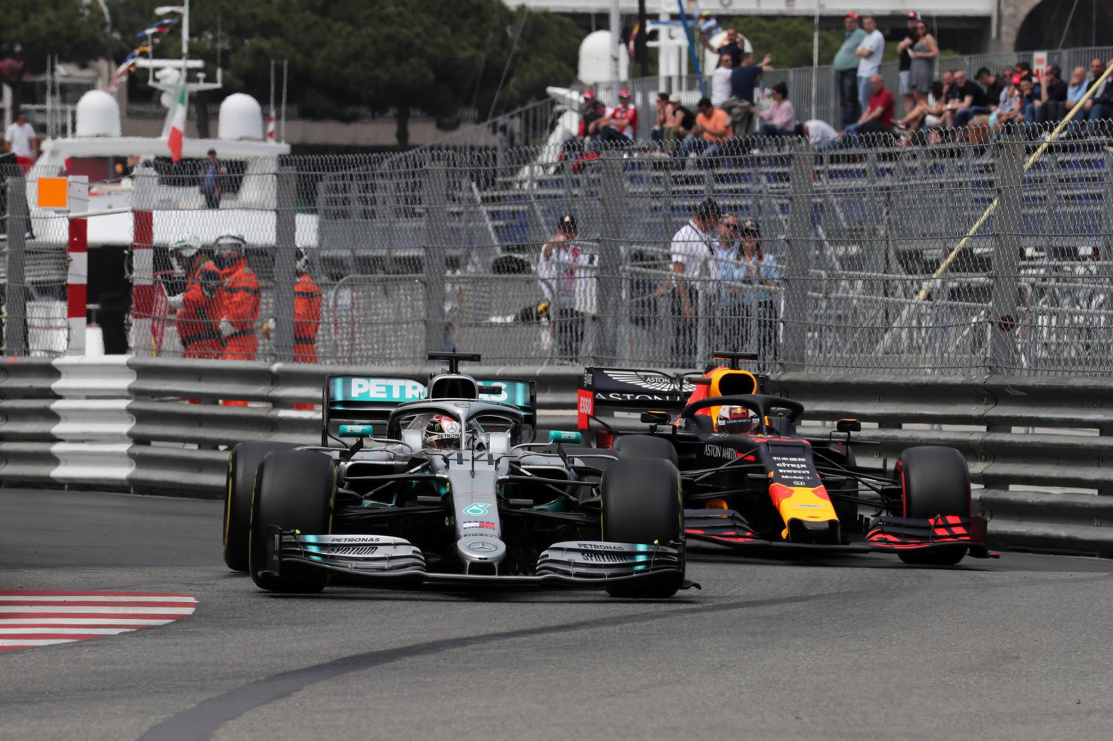 Lewis Hamilton menangkis Verstappen untuk kemenangan menegangkan di GP Monaco