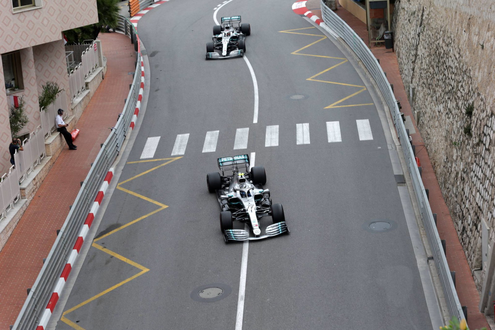 Lewis Hamilton menangkis Verstappen untuk kemenangan menegangkan di GP Monaco