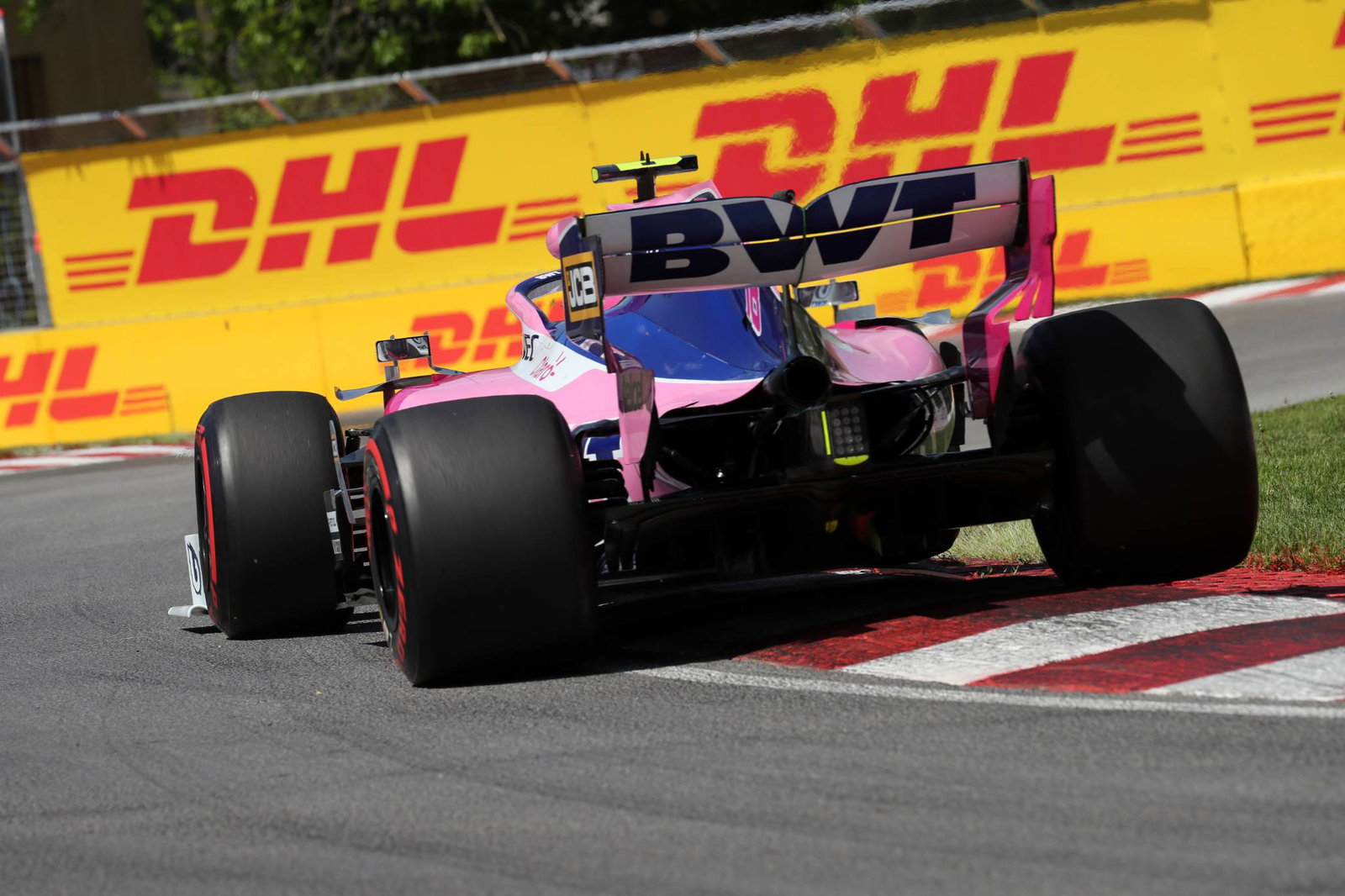 Sebastian Vettel menutup latihan F1 Kanada tercepat di Ferrari 1-2