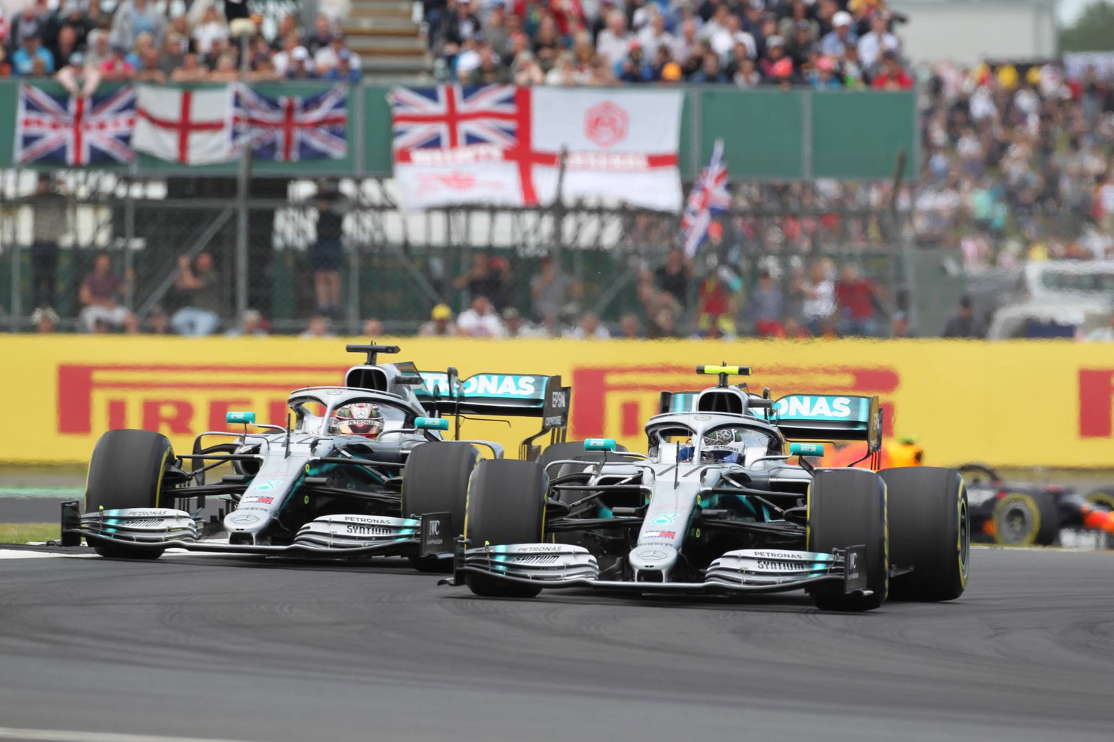 Hamilton mencetak rekor kemenangan GP Inggris ke-6 saat Vettel melawan Verstappen