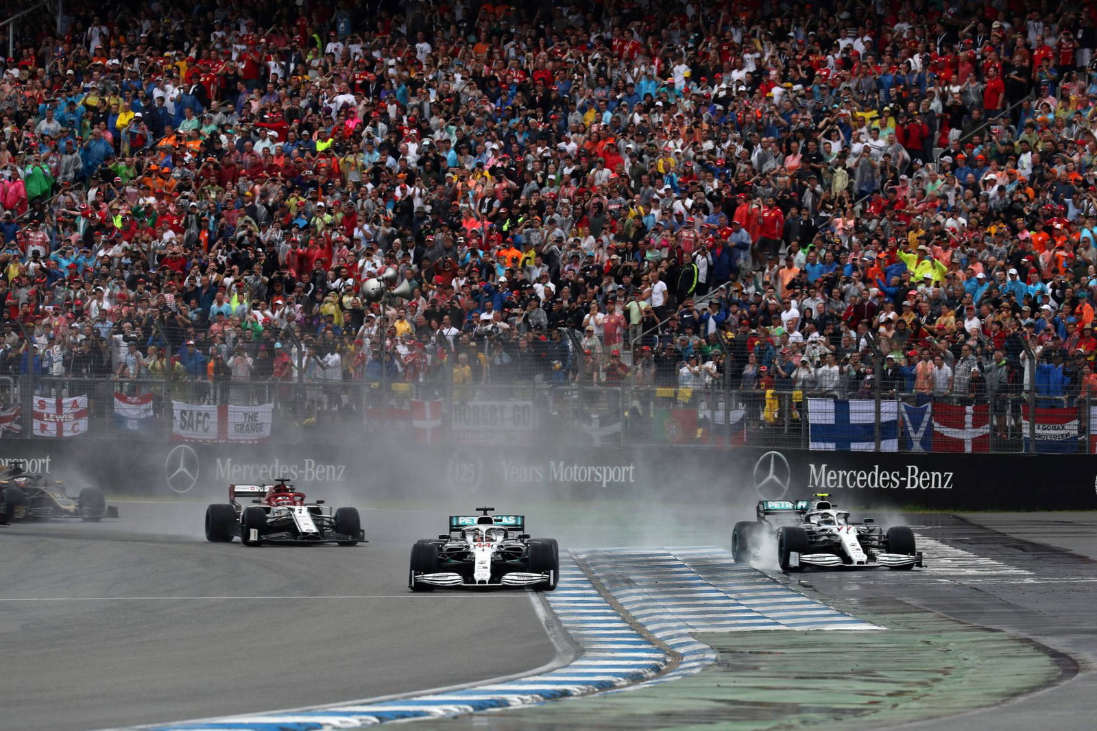 Max Verstappen memenangkan thriller basah Grand Prix Jerman saat saingannya goyah