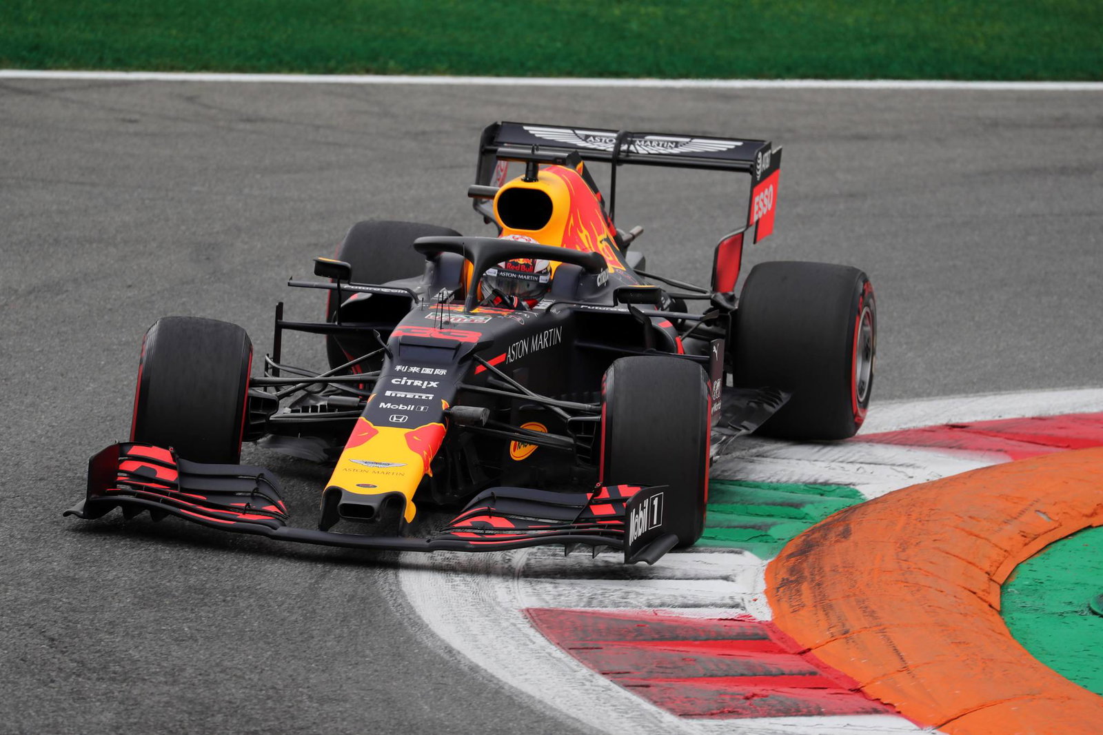 Leclerc: Ferrari won’t sacrifice one car to gain tow advantage