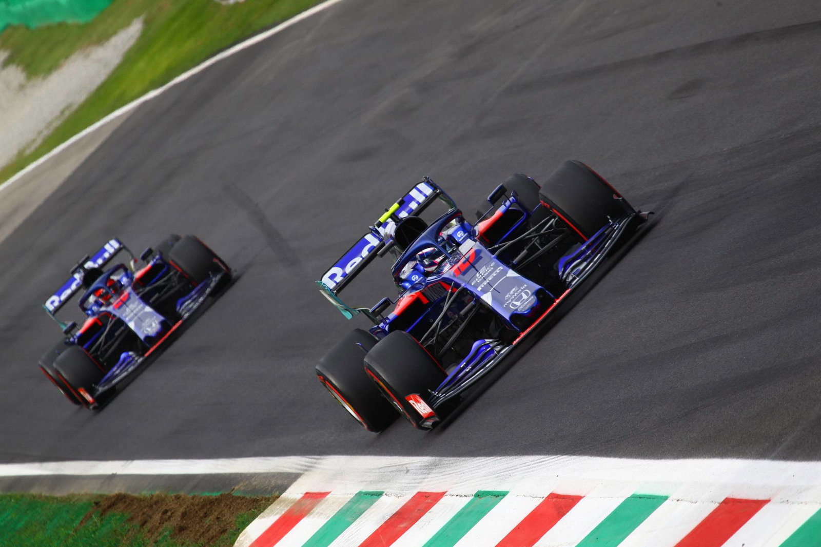 Charles Leclerc mencetak pole GP Italia saat kualifikasi berakhir dengan lelucon