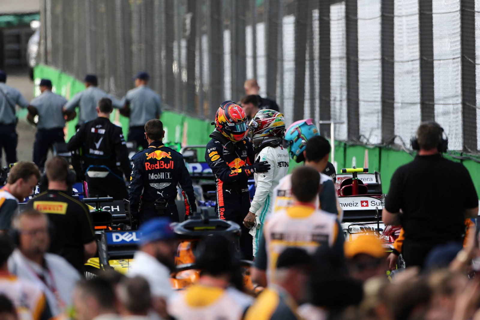 Sainz mengkonfirmasi P3 setelah DRS menggunakan ketakutan, mengakhiri paceklik podium McLaren