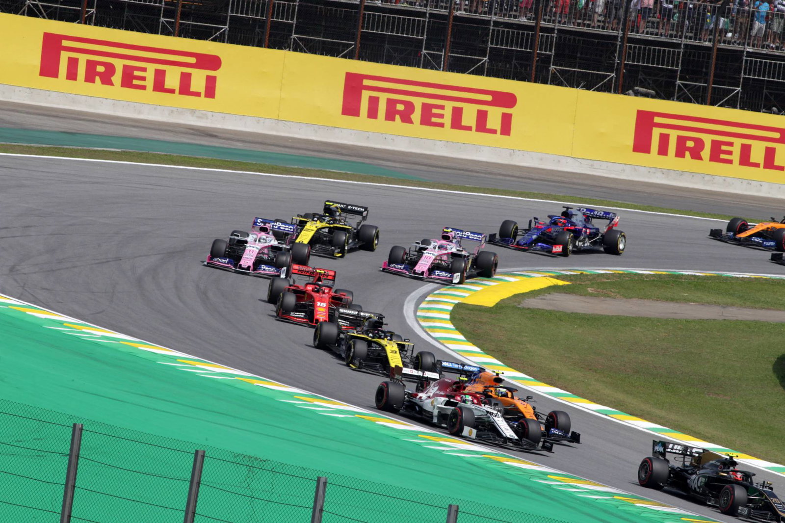 Hamilton menyerukan lebih banyak peluang bagi yang kurang mampu untuk mencapai F1