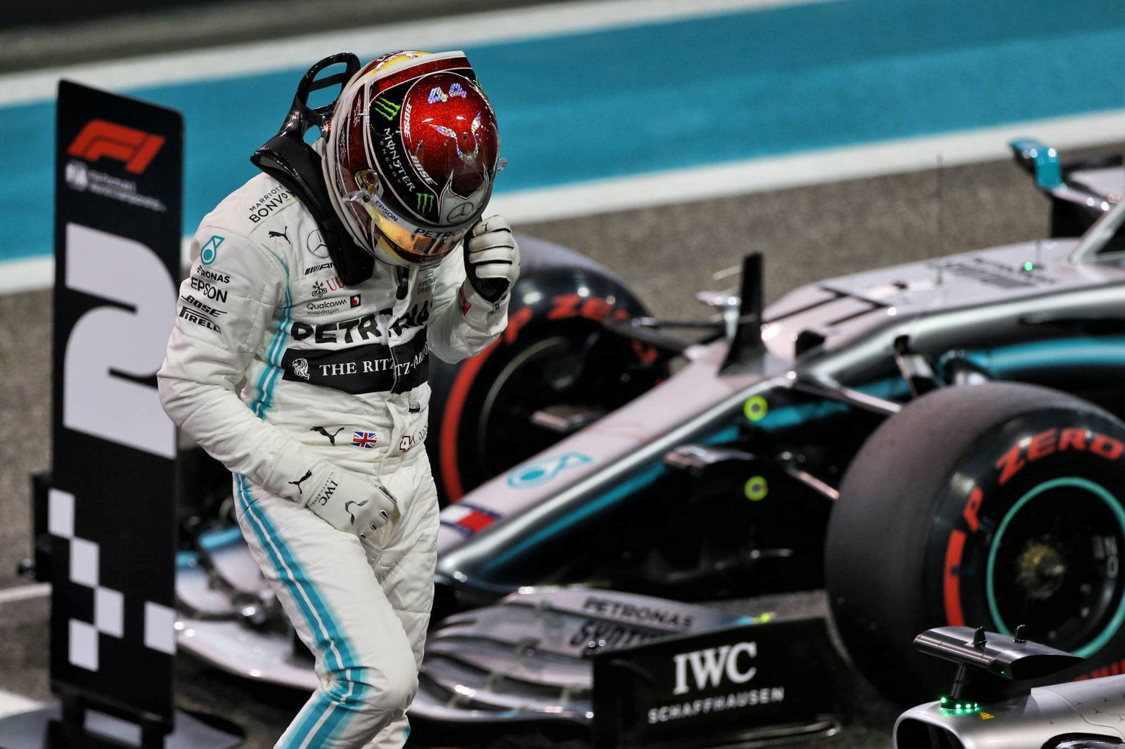 Lewis Hamilton melaju menuju kemenangan light-to-flag di final Abu Dhabi