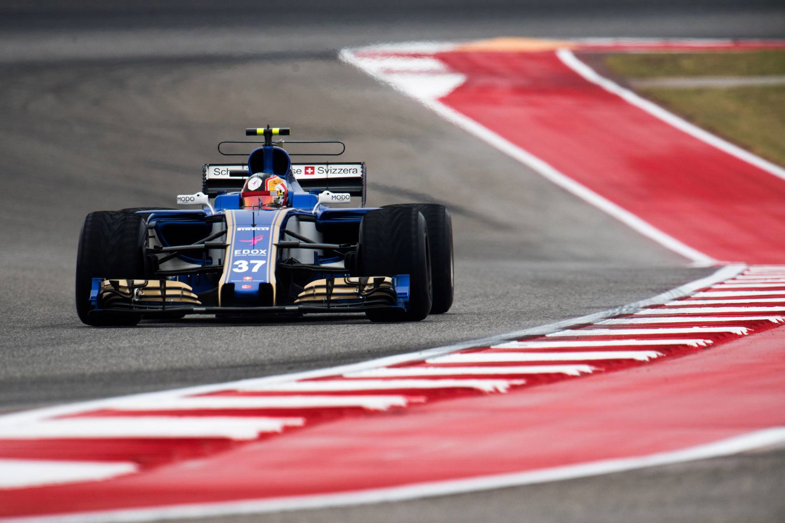 Use of grid girls in Formula 1 'under strong review'