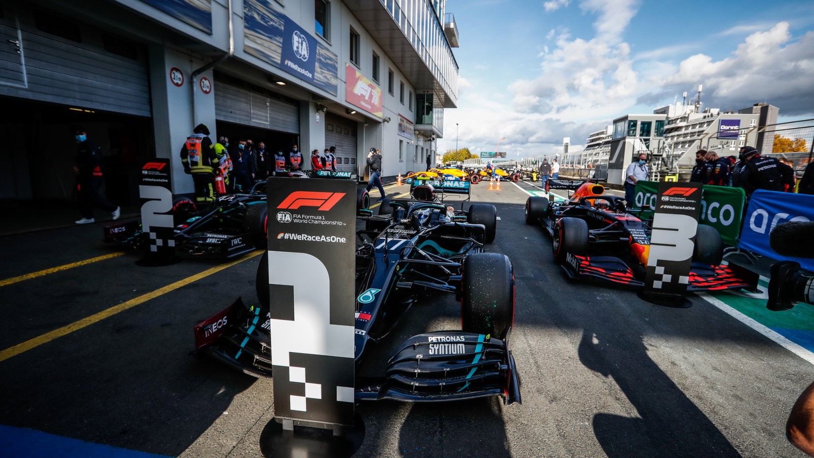 Pole sitter Valtteri Bottas (FIN) Mercedes AMG F1 W11 (Centre) in qualifying parc ferme with Lewis Hamilton (GBR) Mercedes AMG F1 W11 (Left) and Max Verstappen (NLD) Red Bull Racing RB16 (Right).