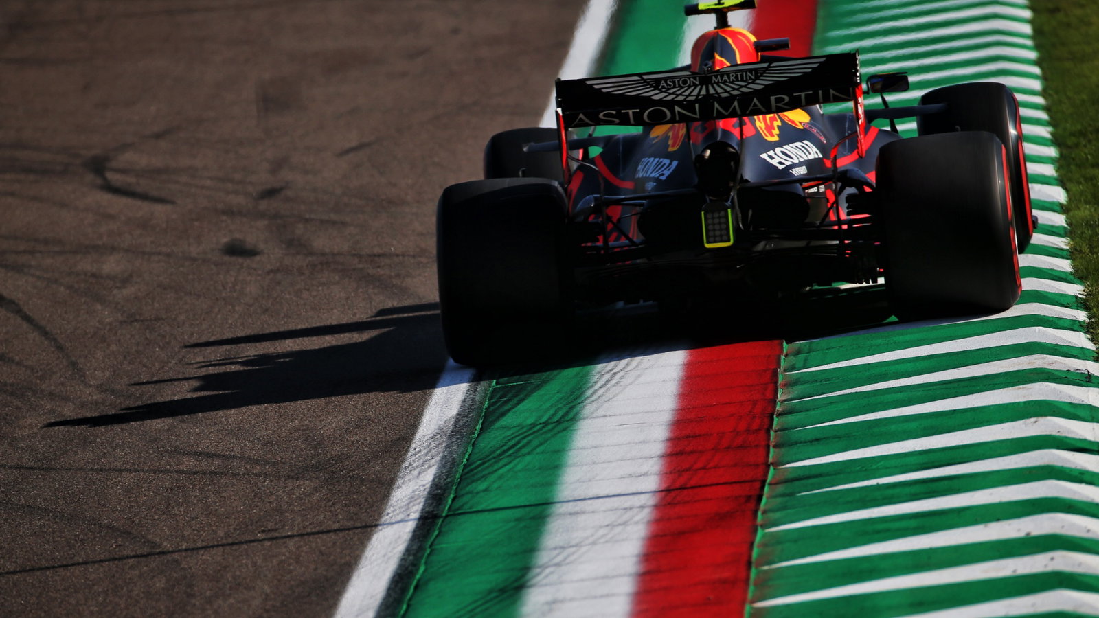 Alexander Albon (THA) Red Bull Racing RB16.