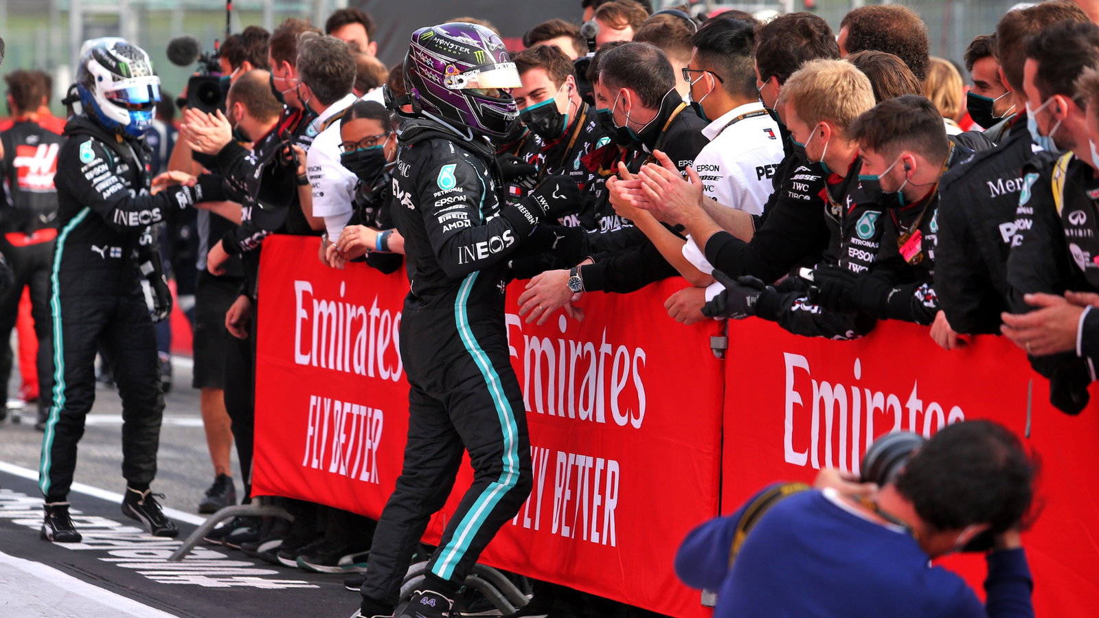 Race winner Lewis Hamilton (GBR) Mercedes AMG F1 celebrates with the team in parc ferme.