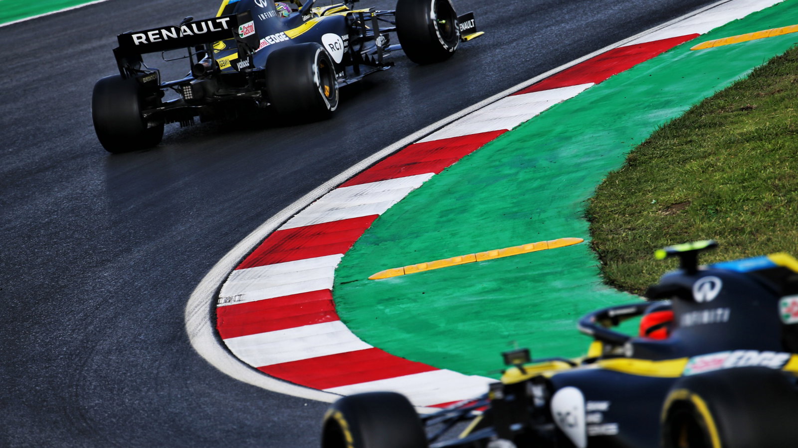 Daniel Ricciardo (AUS) Renault F1 Team RS20 leads team mate Esteban Ocon (FRA) Renault F1 Team RS20.
