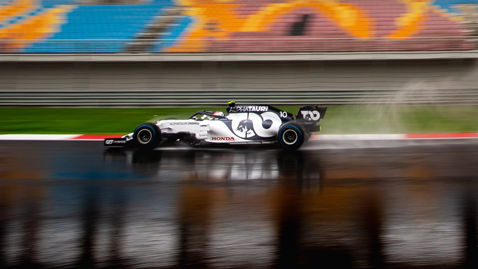 Pierre Gasly (FRA) AlphaTauri AT01.