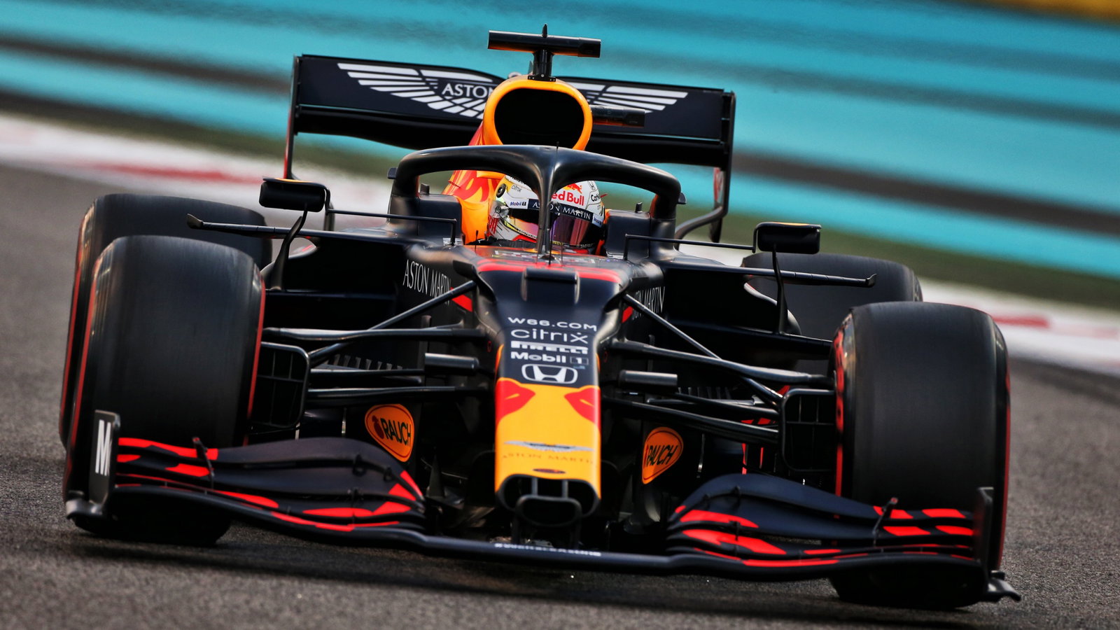 Max Verstappen (NLD) Red Bull Racing RB16.