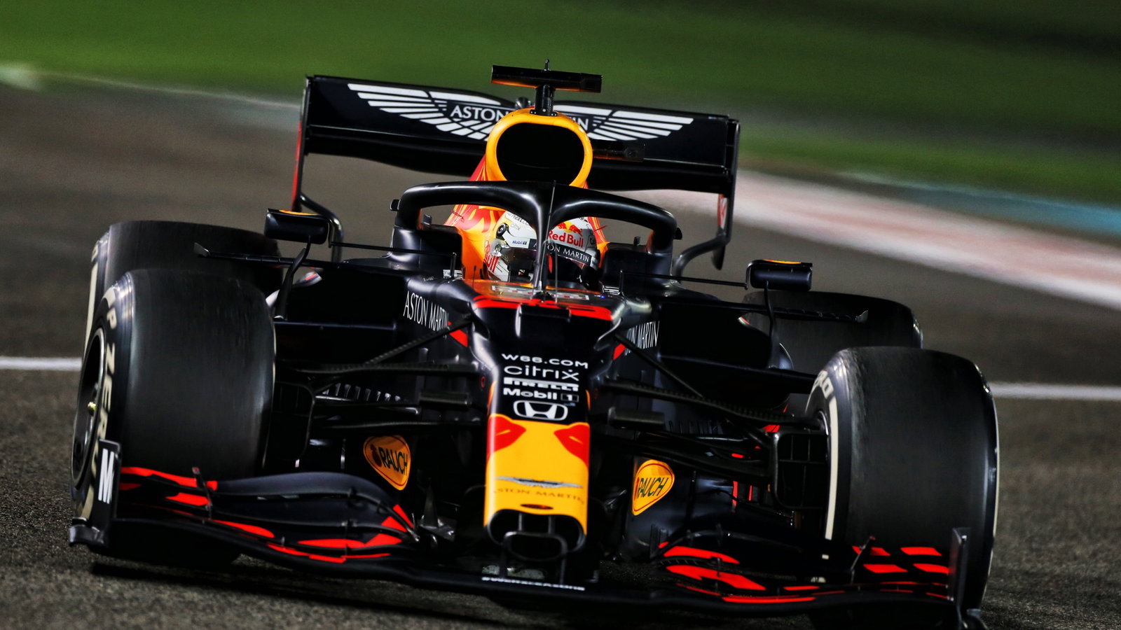 Max Verstappen (NLD) Red Bull Racing RB16.