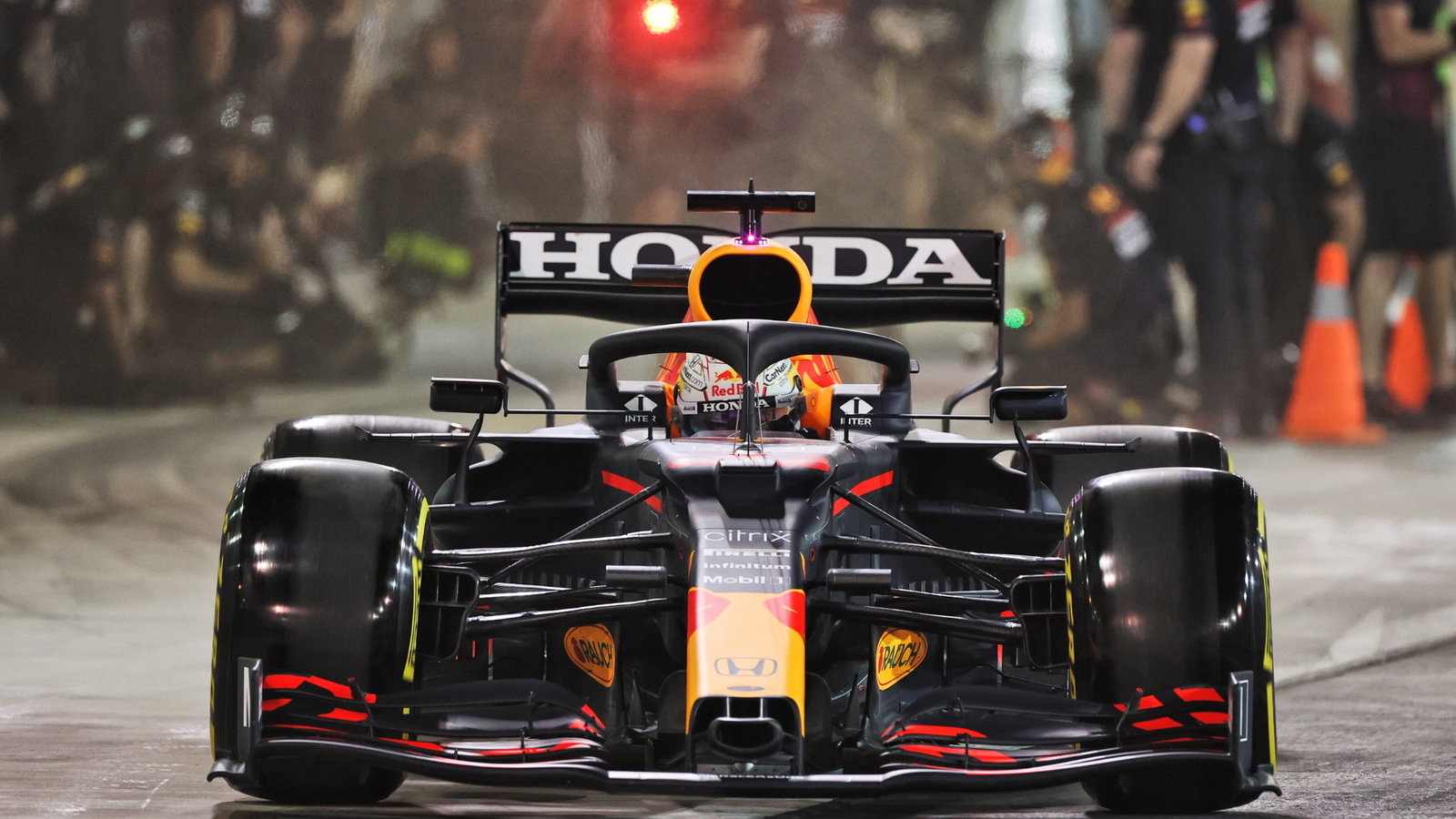 Max Verstappen (NLD) Red Bull Racing RB16B.