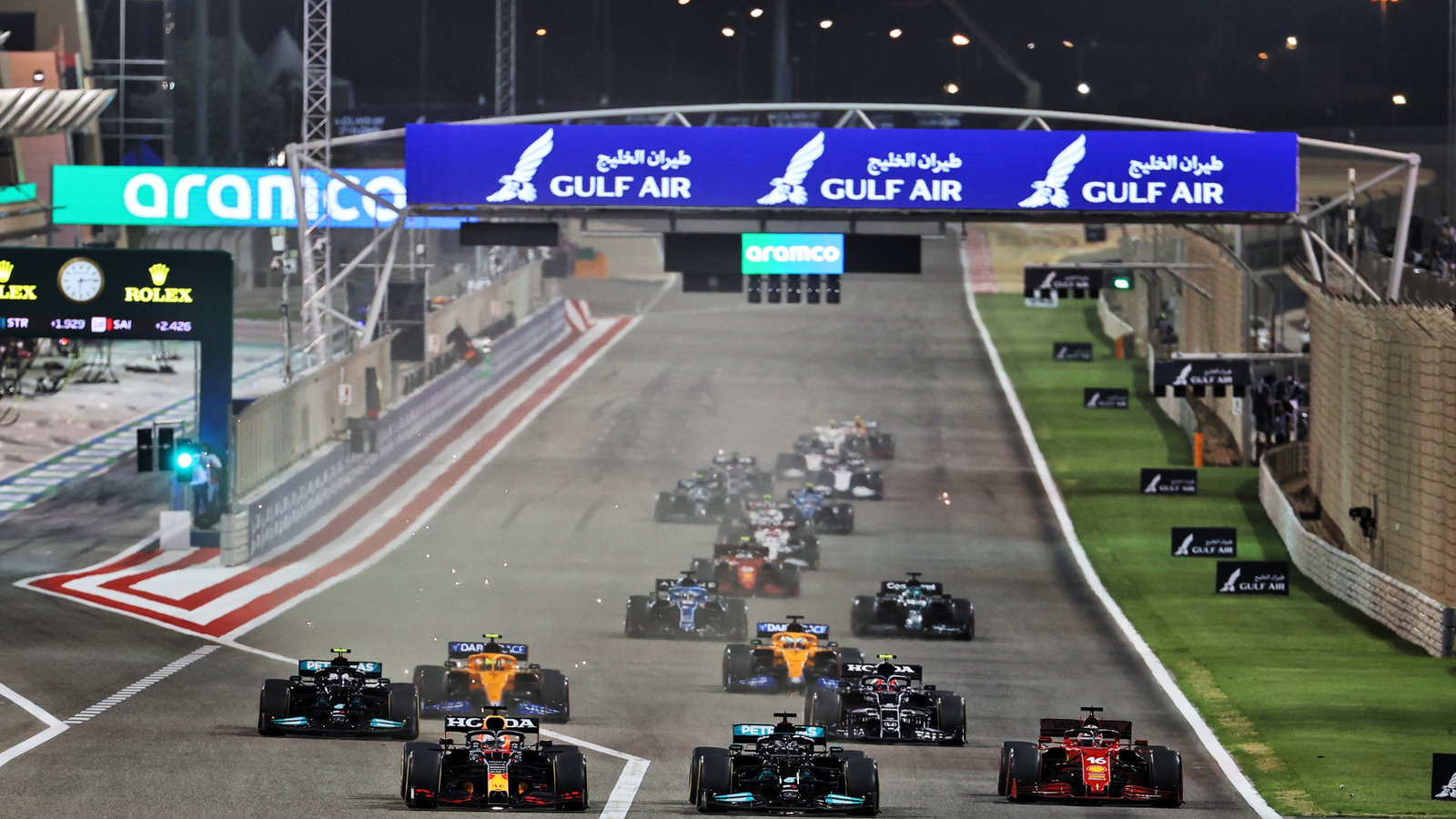 Max Verstappen (NLD) Red Bull Racing RB16B leads Lewis Hamilton (GBR) Mercedes AMG F1 W12 and Charles Leclerc (MON) Ferrari SF-21 at the start of the race.