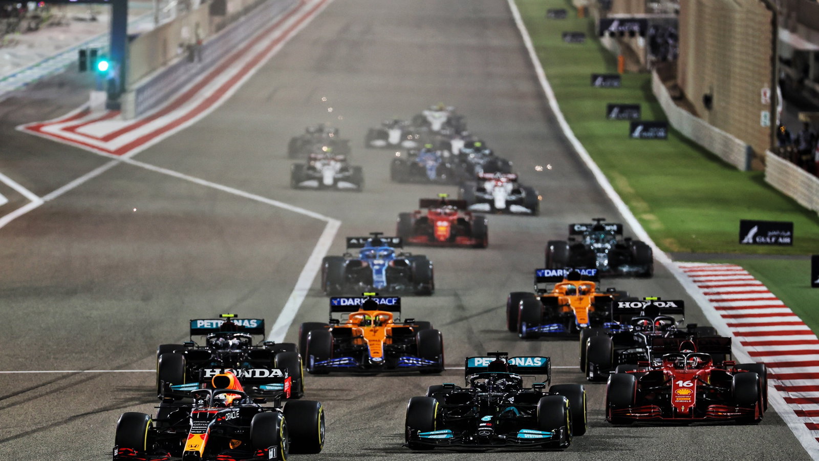 Max Verstappen (NLD) Red Bull Racing RB16B leads Lewis Hamilton (GBR) Mercedes AMG F1 W12 and Charles Leclerc (MON) Ferrari SF-21 at the start of the race.