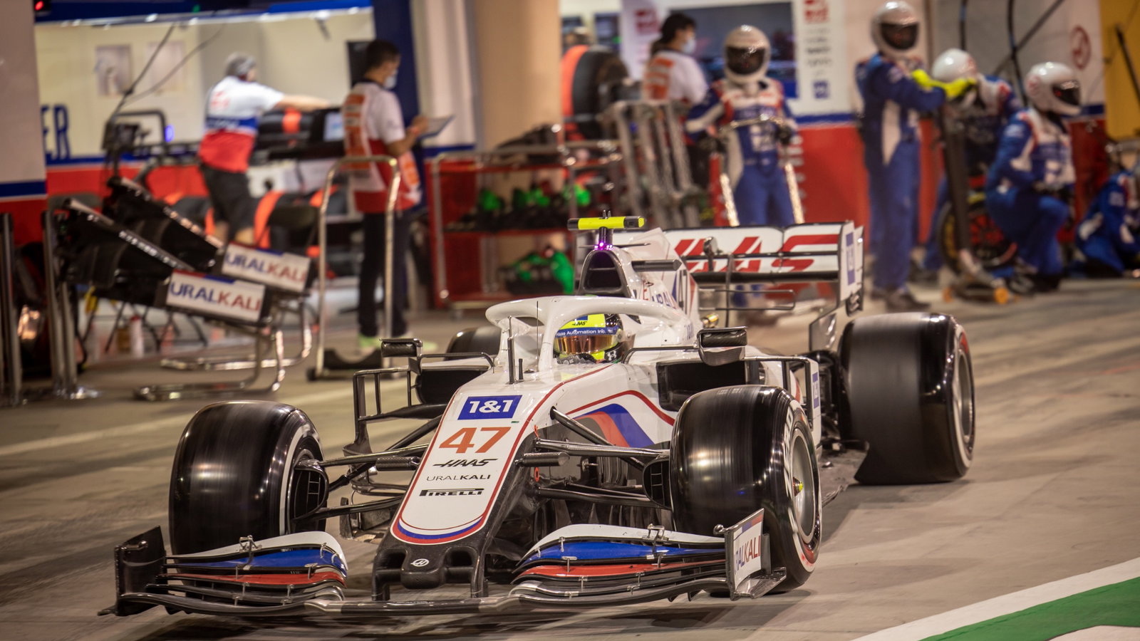 Mick Schumacher (GER) Haas VF-21 makes a pit stop.