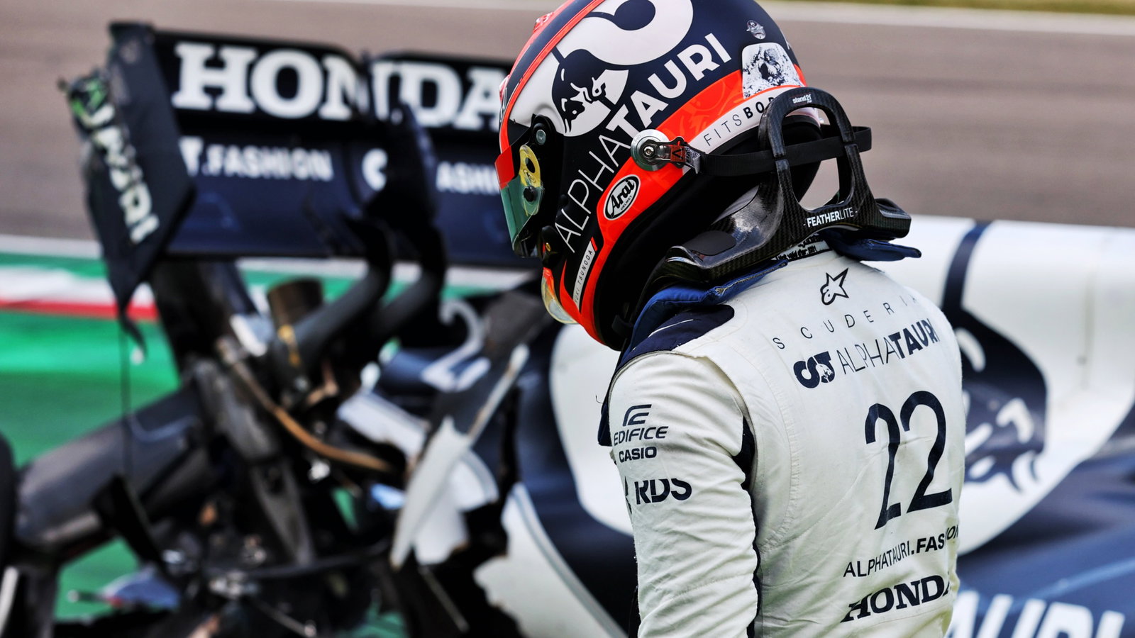 Yuki Tsunoda (JPN) AlphaTauri AT02 crashed during qualifying.