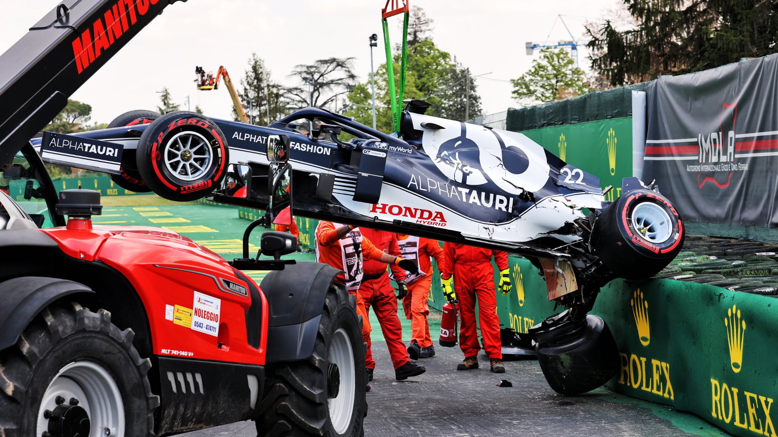 Yuki Tsunoda (JPN) AlphaTauri AT02 crashed during qualifying.