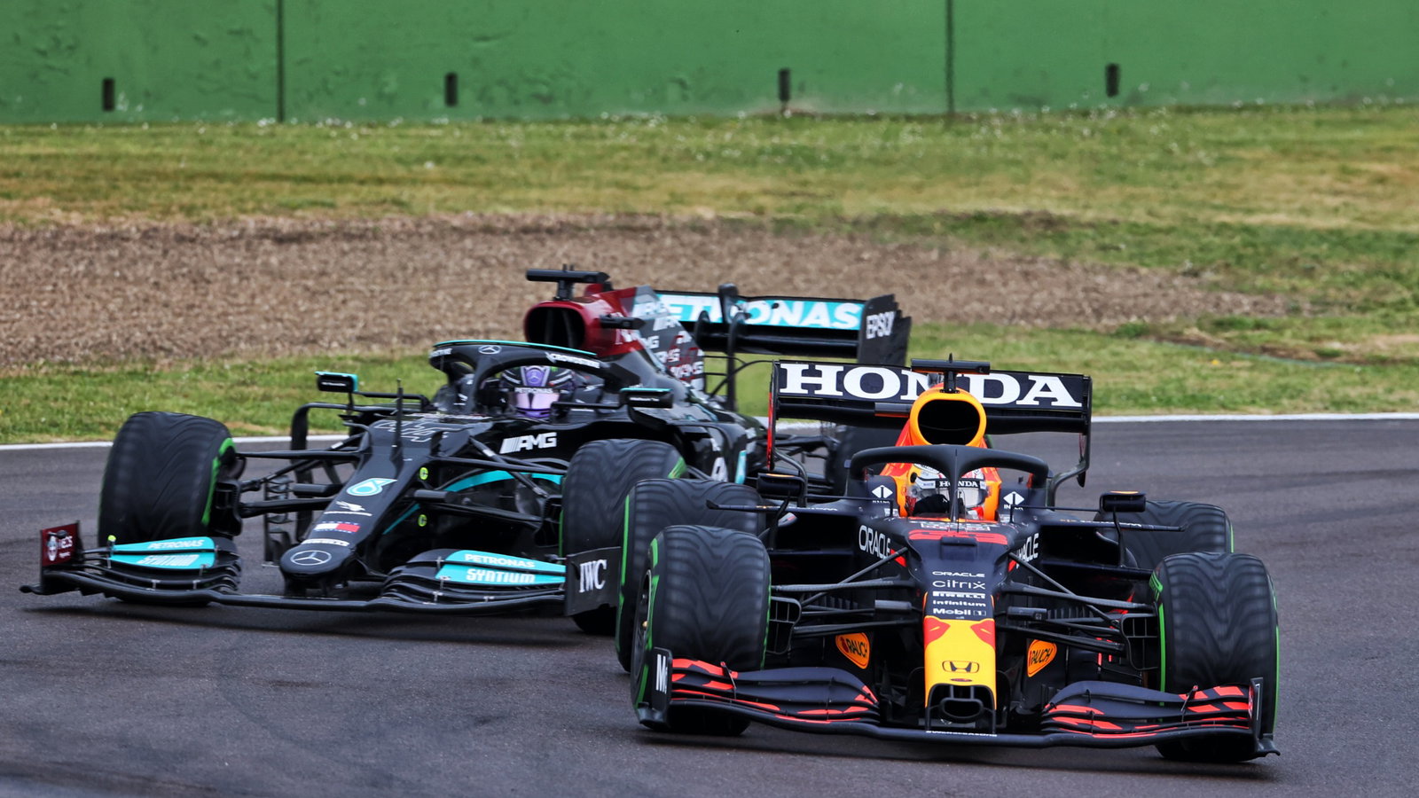 Max Verstappen (NLD) Red Bull Racing RB16B leads Lewis Hamilton (GBR) Mercedes AMG F1 W12.