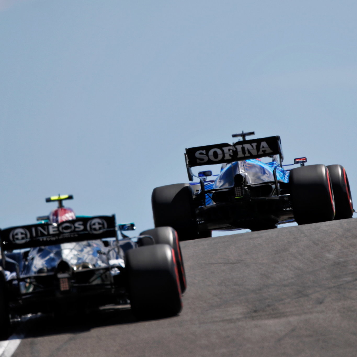 George Russell (GBR) Williams Racing FW43B leads Valtteri Bottas (FIN) Mercedes AMG F1 W12.