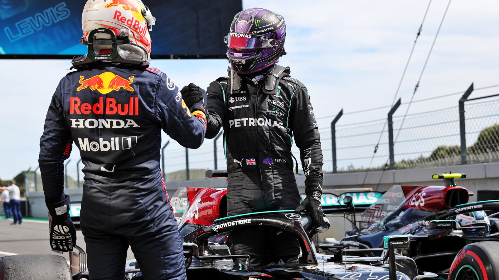 Race winner Lewis Hamilton (GBR) Mercedes AMG F1 W12 celebrates in parc ferme with second placed Max Verstappen (NLD) Red Bull Racing.