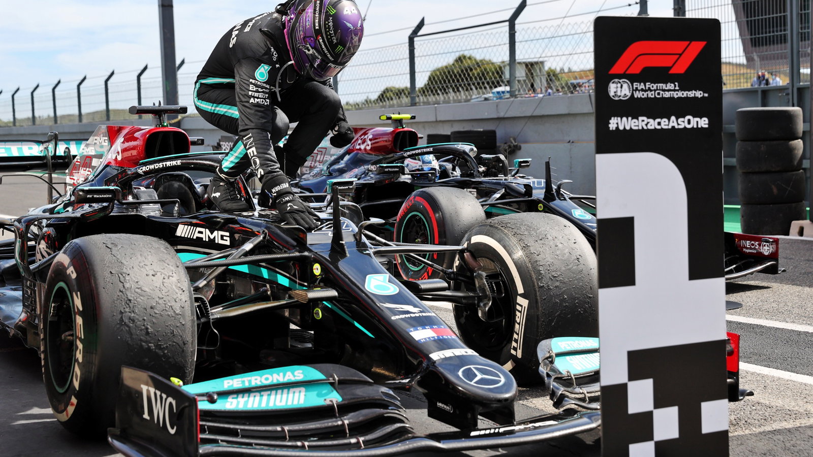 Race winner Lewis Hamilton (GBR) Mercedes AMG F1 W12 celebrates in parc ferme.