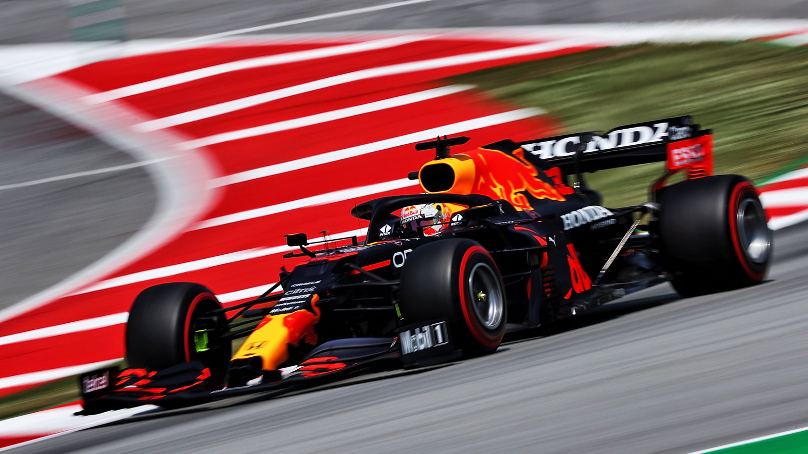 Max Verstappen (NLD) Red Bull Racing RB16B.