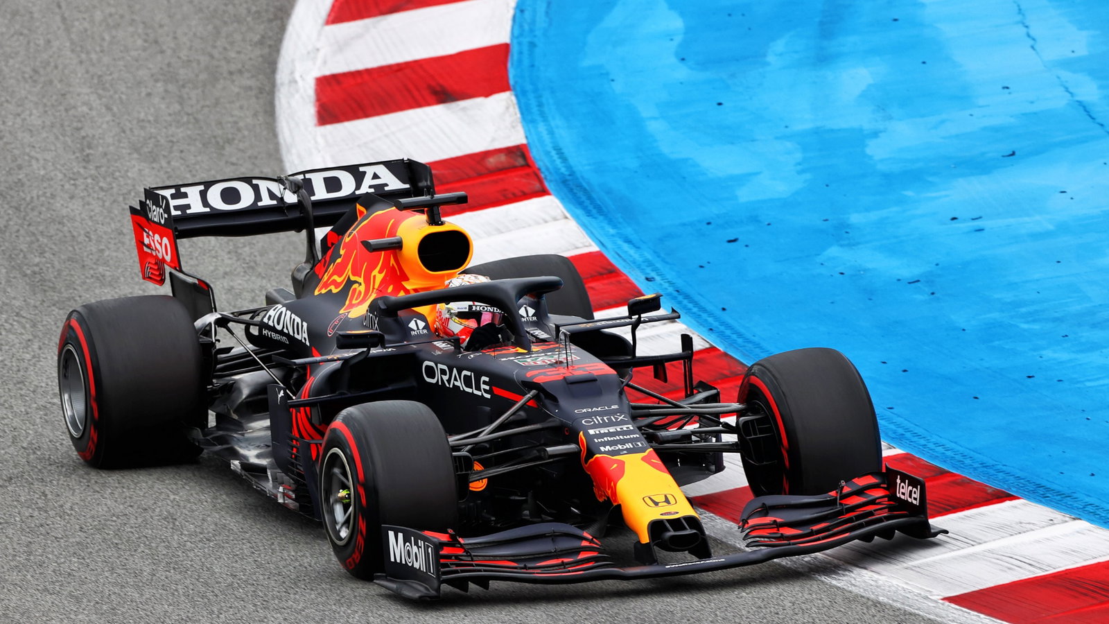 Max Verstappen (NLD) Red Bull Racing RB16B.