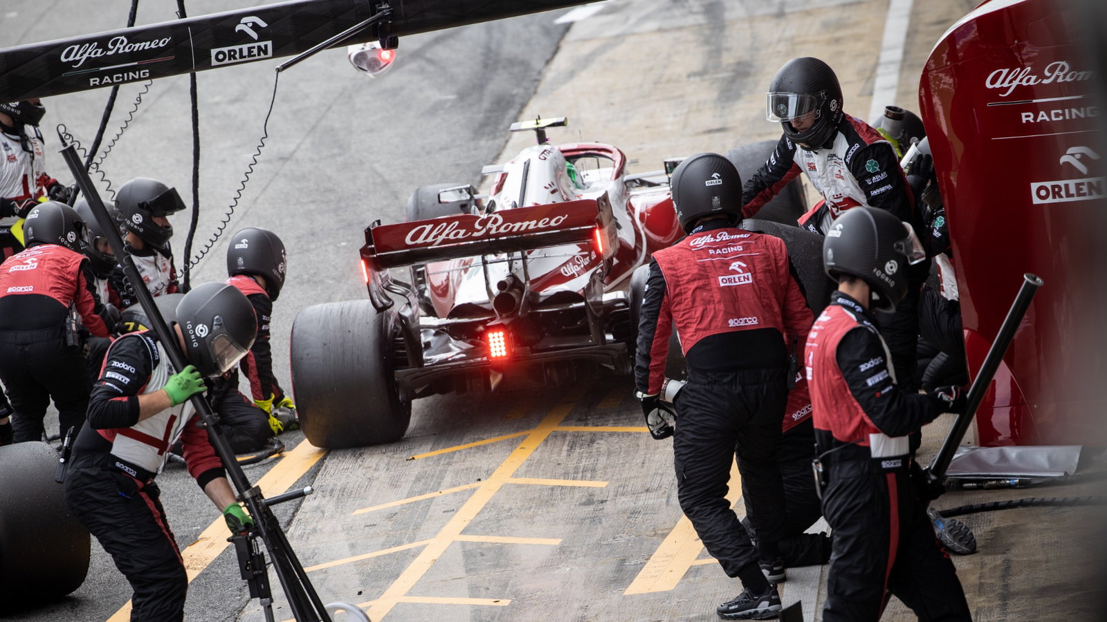 Antonio Giovinazzi (ITA) Alfa Romeo Racing C41 makes a pit stop.