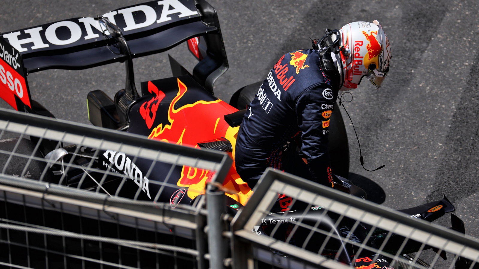 Max Verstappen (NLD) Red Bull Racing RB16B crashed in the third practice session.