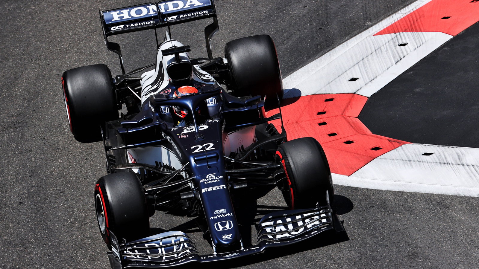 Yuki Tsunoda (JPN) AlphaTauri AT02.