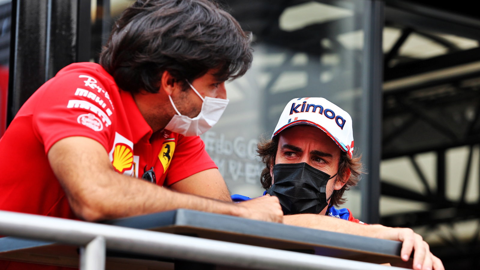 (L to R): Carlos Sainz Jr (ESP) Ferrari with Fernando Alonso (ESP) Alpine F1 Team.