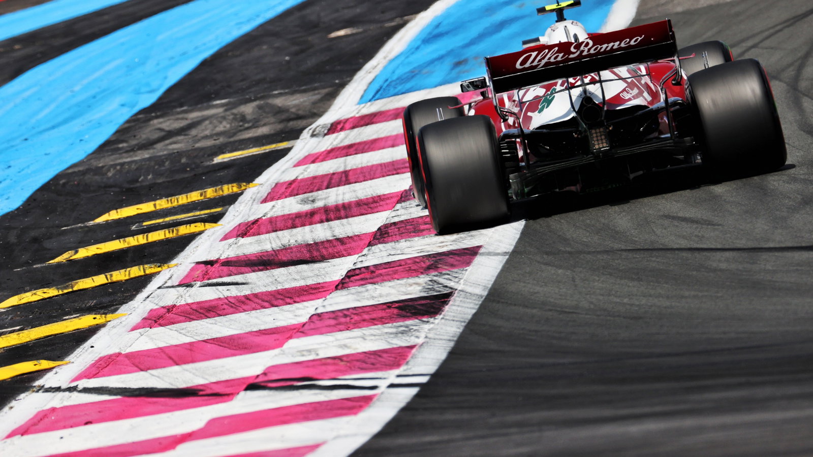 Antonio Giovinazzi (ITA) Alfa Romeo Racing C41.