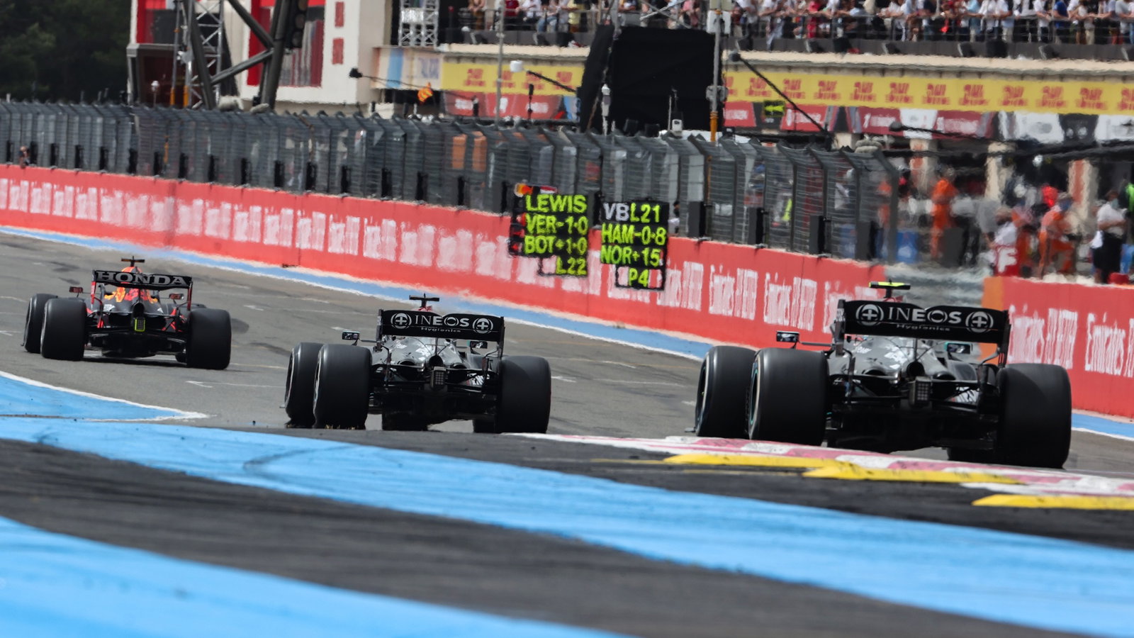 Max Verstappen (NLD), Red Bull Racing and Lewis Hamilton (GBR), Mercedes AMG F1 