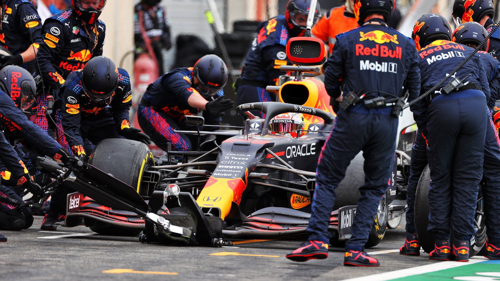 Max Verstappen (NLD) Red Bull Racing RB16B makes a pit stop.