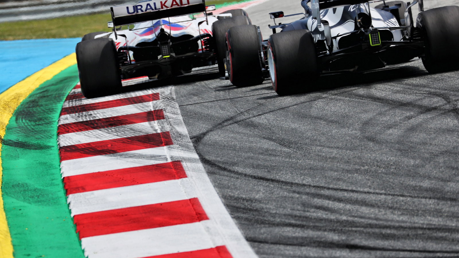 Nikita Mazepin (RUS) Haas F1 Team VF-21 and Yuki Tsunoda (JPN) AlphaTauri AT02.