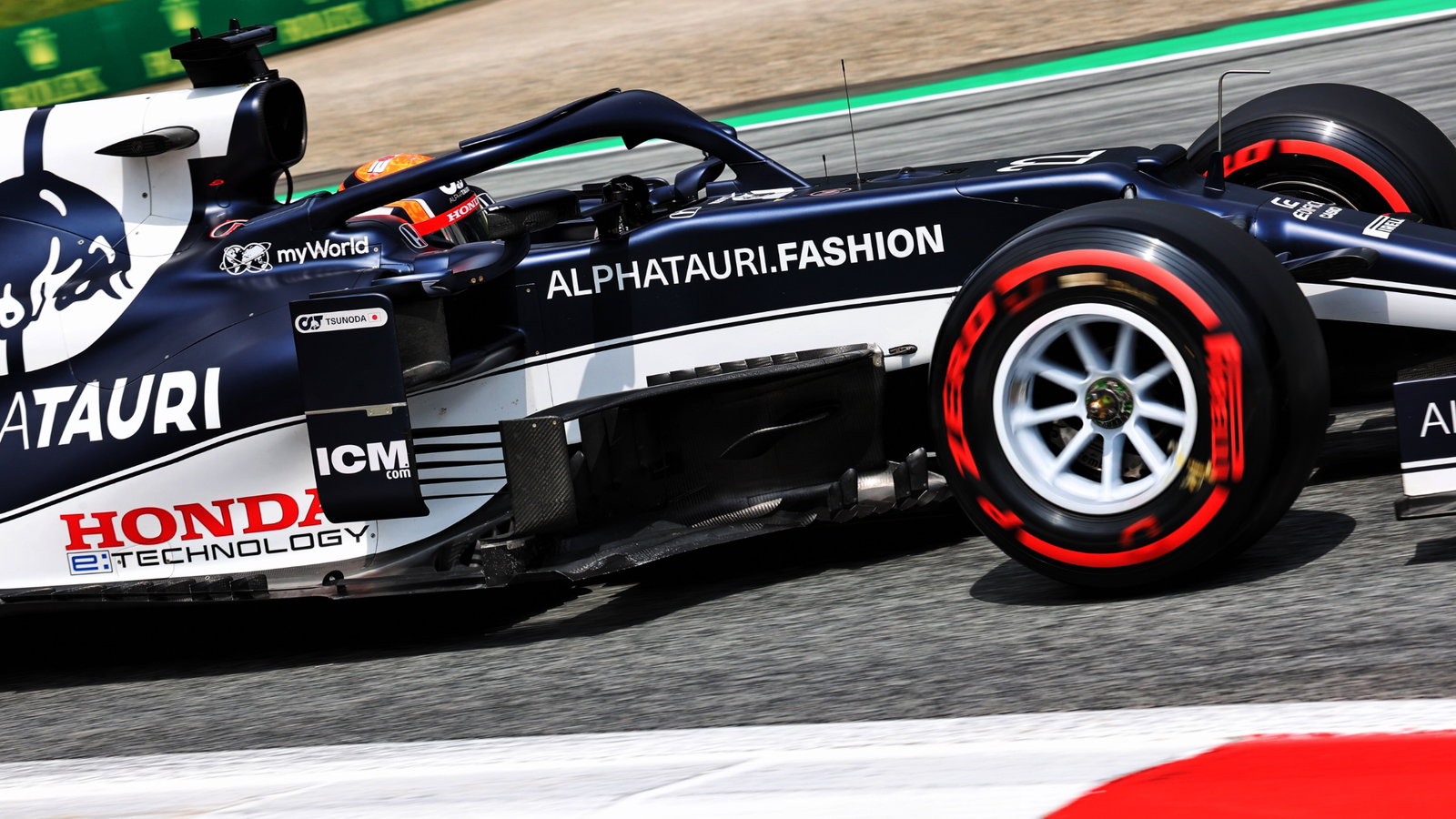 Yuki Tsunoda (JPN) AlphaTauri AT02.