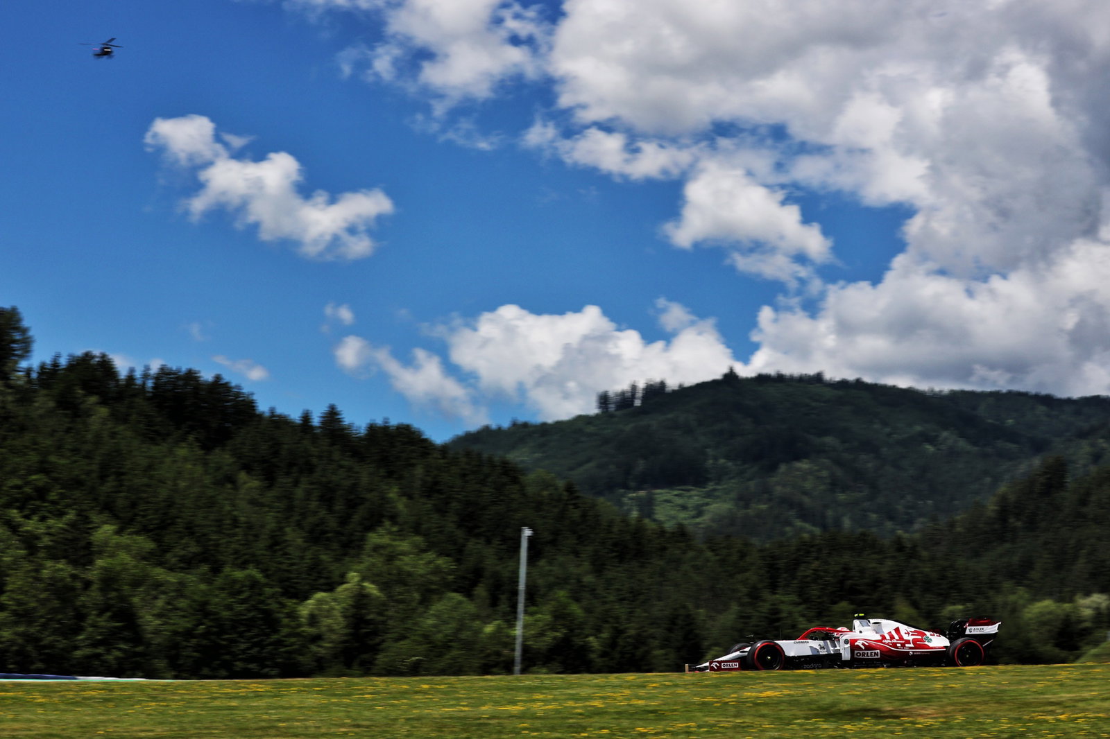 Antonio Giovinazzi (ITA) Alfa Romeo Racing C41.
