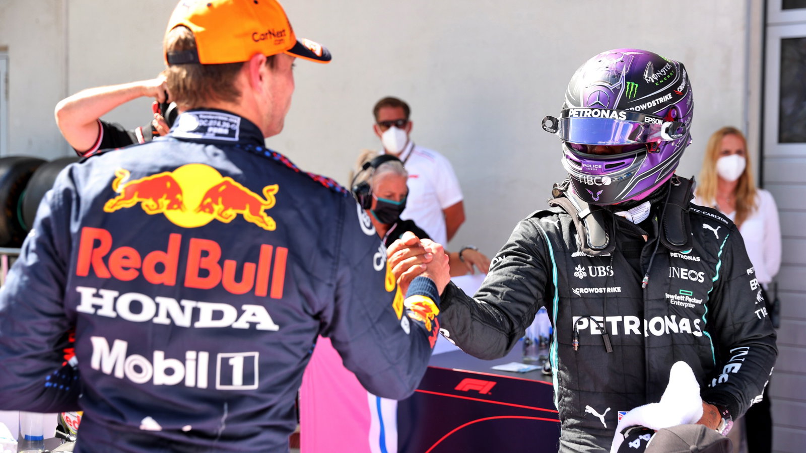 (L to R): Max Verstappen (NLD) Red Bull Racing celebrates his pole position in qualifying parc ferme with Lewis Hamilton (GBR) Mercedes AMG F1.