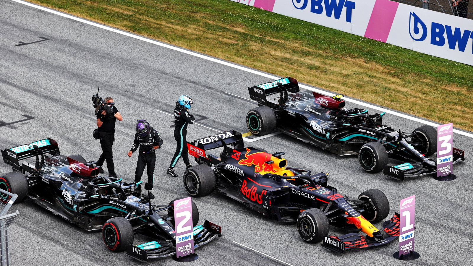(L to R): Lewis Hamilton (GBR) Mercedes AMG F1 and Valtteri Bottas (FIN) Mercedes AMG F1 in parc ferme at the end of the race.