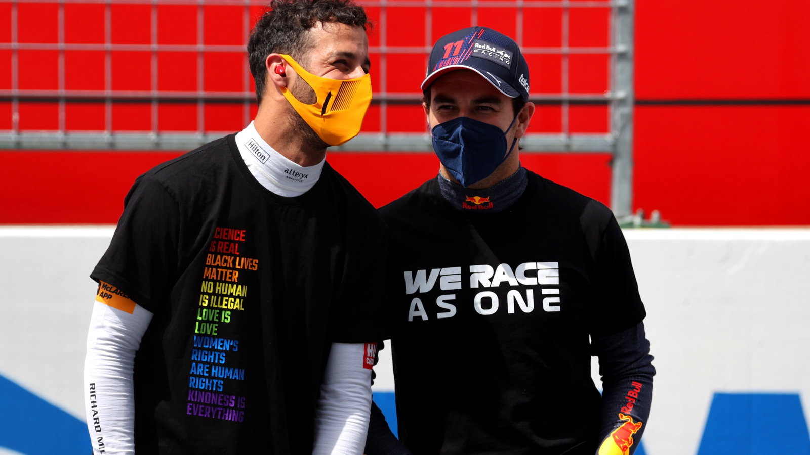 Daniel Ricciardo (AUS) McLaren MCL35M and Sergio Perez (MEX) Red Bull Racing.
