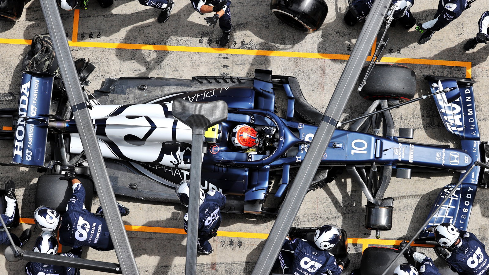 Pierre Gasly (FRA) AlphaTauri AT02 makes a pit stop with damaged rear suspension.